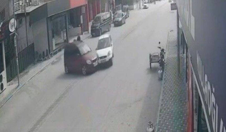 İki otomobilin çarpıştığı kaza kamerada: 2 yaralı