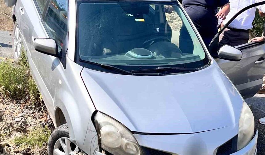 Otomobil yol kenarına devrildi: 1 yaralı