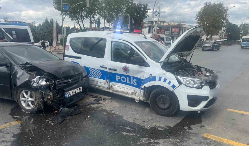 Polis aracı ile otomobil çarpıştı: 2'si polis, 5 yaralı