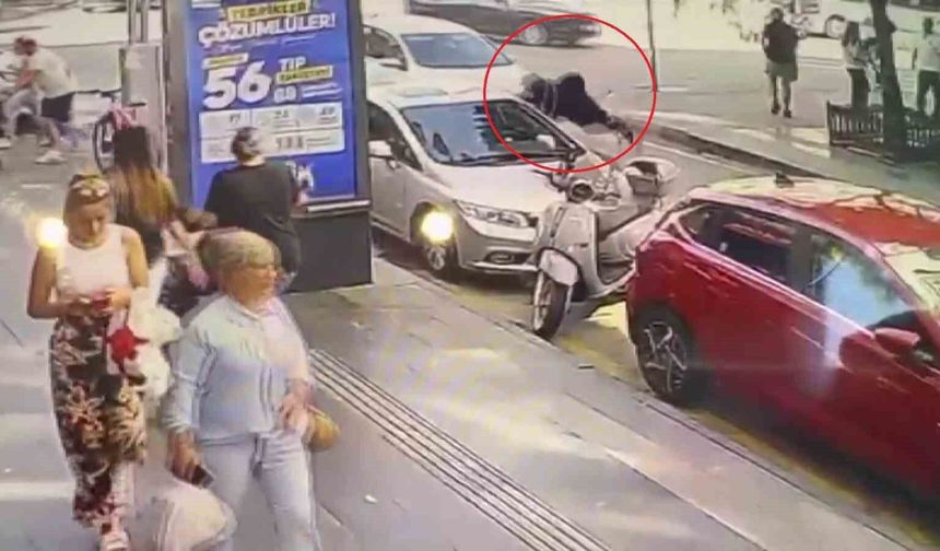 Yaşlı kadın ile torununa otomobilin çarptığı anlar kamerada