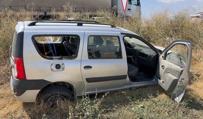 Şarampole giren otomobilde 2 kişi yaralandı