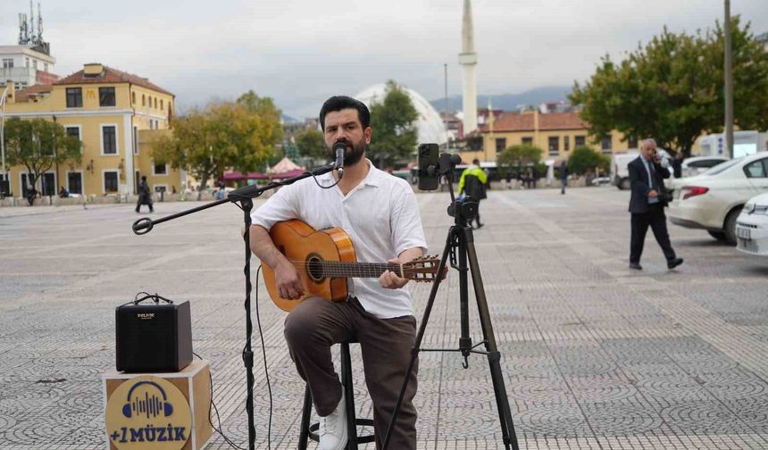 Sokak sanatçısı meydana renk katıyor