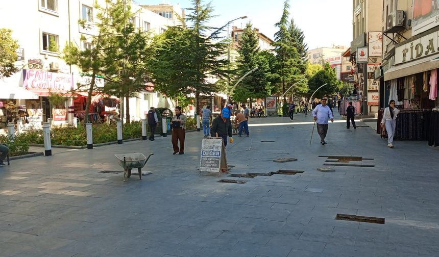 Yeni Çarşı’da kaldırım taşları onarılıyor