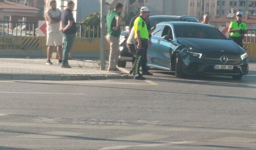 Niğde’de köprü üzerinde kaza: Araçlar hasar gördü