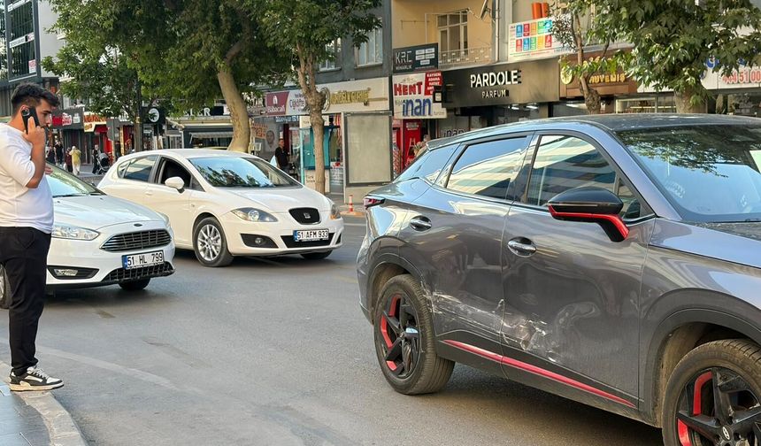 Niğde’de iki otomobil çarpıştı