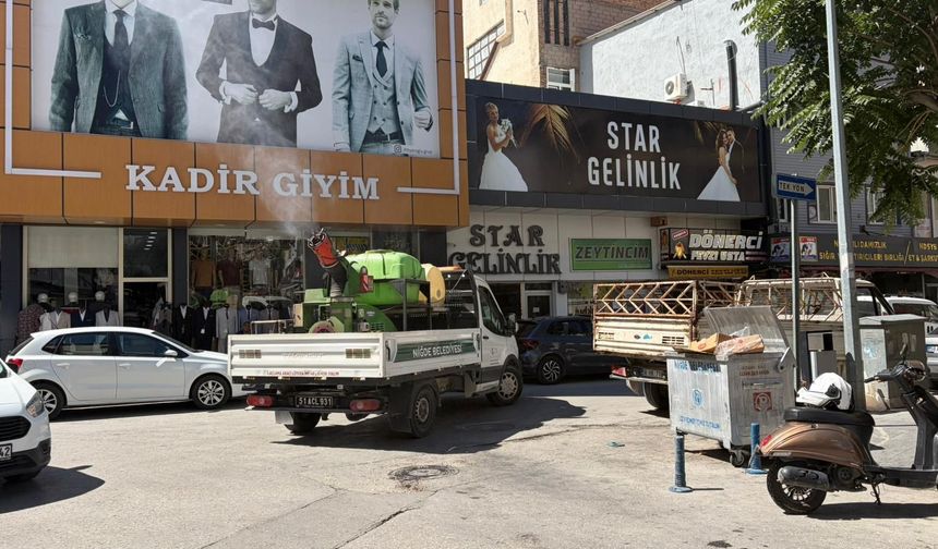 Niğde Belediyesi mahalle aralarında ilaçlama yapıyor