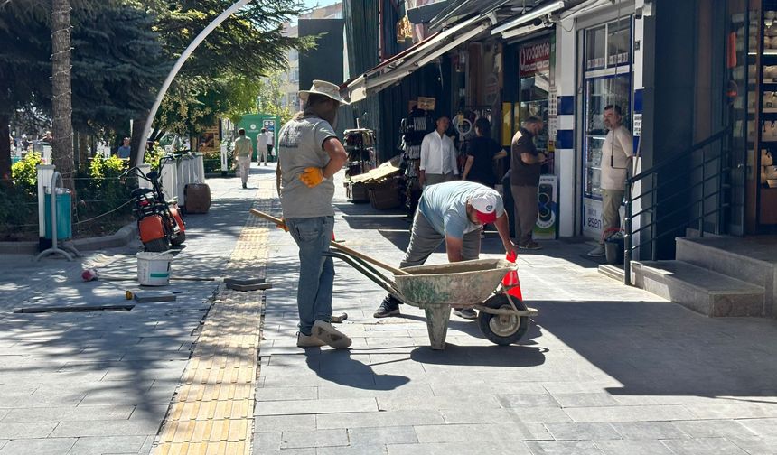 Yeni Çarşı’da kaldırım yenileme çalışmaları devam ediyor