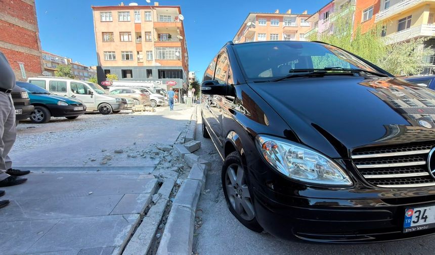 Niğde’de yerinden çıkan kaldırım taşı lastiği patlattı