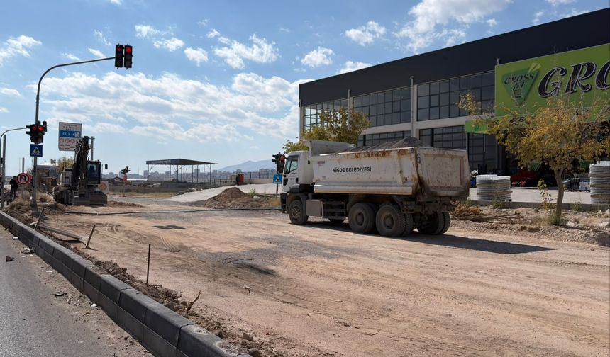 Niğde’de Atasanayi bölgesinde yol çalışması sürüyor