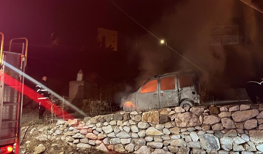 Niğde’de park halindeki araçta yangın çıktı