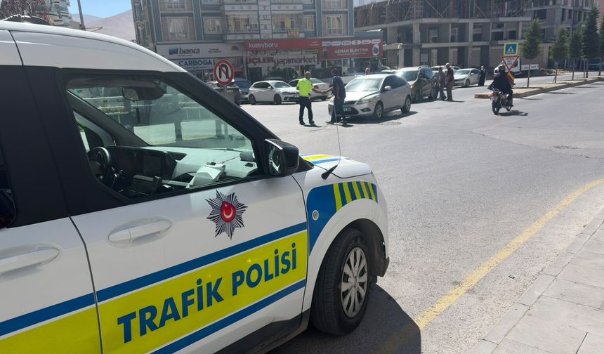 Niğde’de iki otomobil çarpıştı