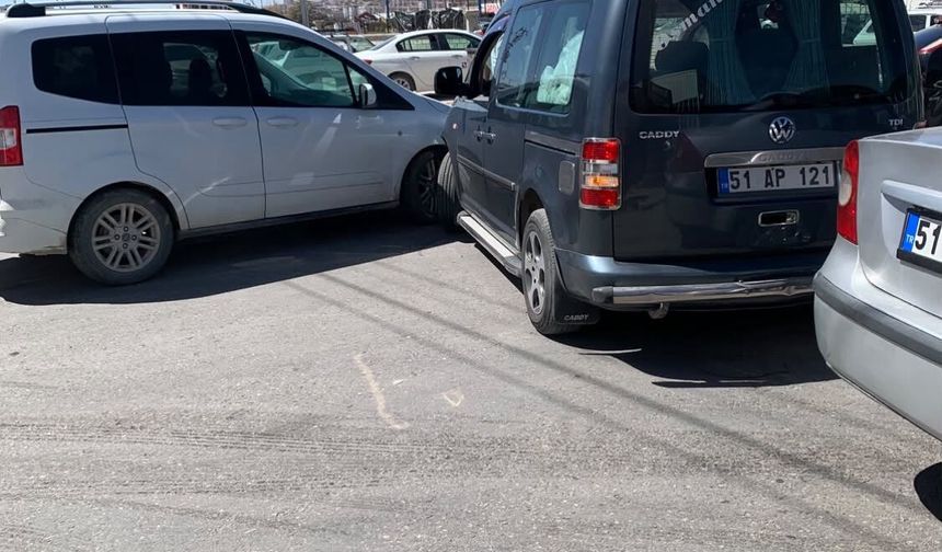 Niğde’de iki araç çarpıştı
