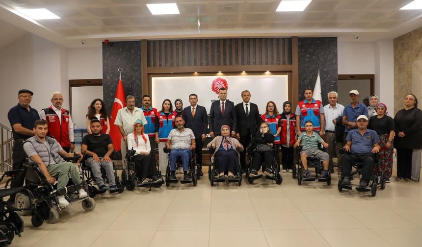 Niğde’de 21 ihtiyaç sahibine akülü tekerlekli sandalye