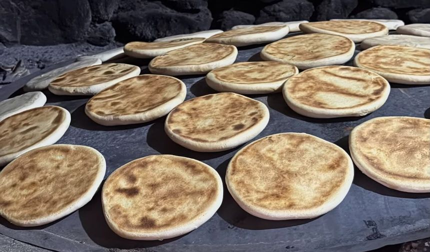 Kışlık yufkalar sacın üzerinde tek tek hazırlanıyor