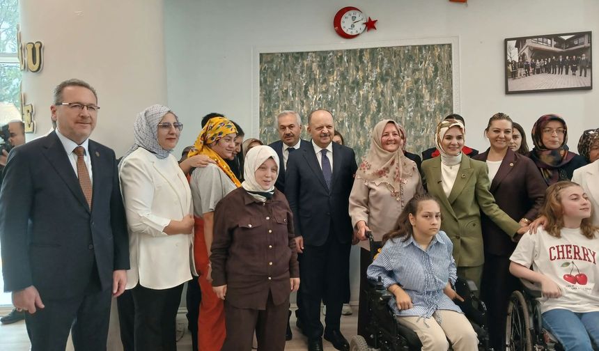 Niğde Atlas Umut Otizm Derneği, Bakan Göktaş’ın programına katıldı