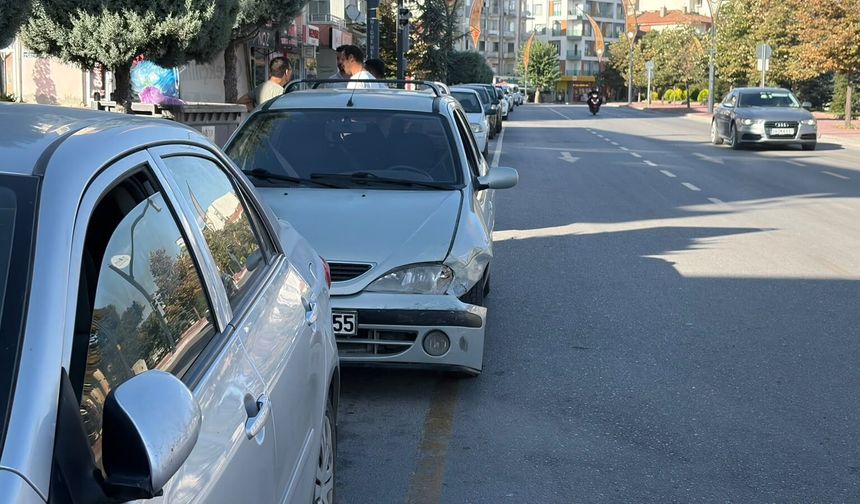 Süleyman Fethi Caddesi’nde iki otomobil çarpıştı