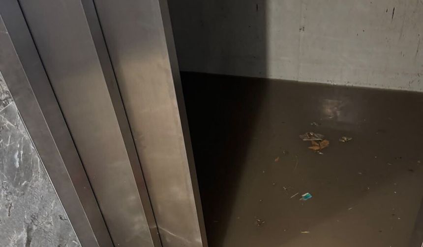 Niğde'de apartmanı su bastı