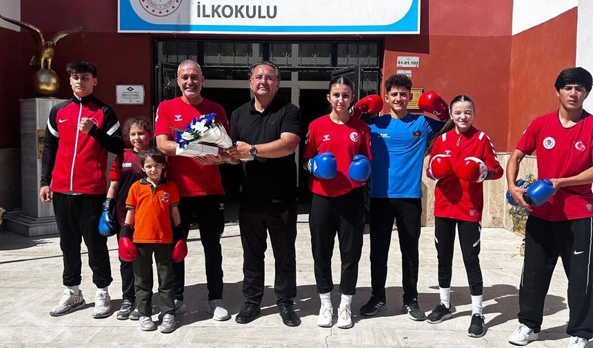 Şampiyon sporcular Niğde'de öğrencilerle buluştu