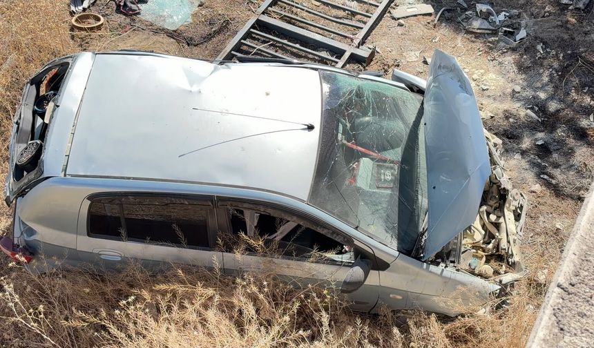 Niğde’de otomobil köprülü üst geçitten düştü, sürücü yaralandı