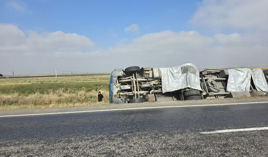 Niğde’de dorsesi kilitlenen tır devrildi