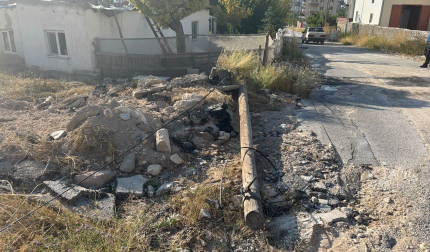 Niğde'de kamyonun takıldığı teller direği yerinden söktü