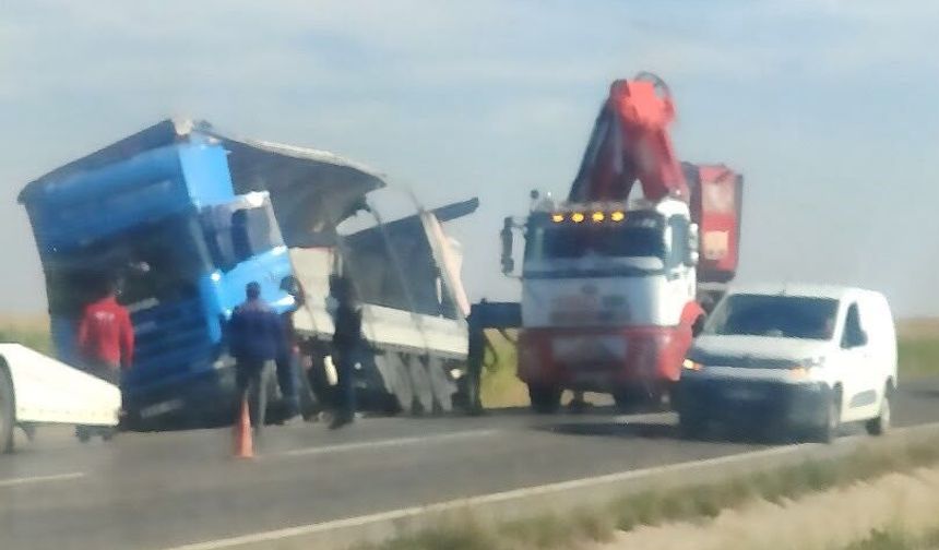 Niğde-Kayseri yolunda devrilen tır kaldırıldı