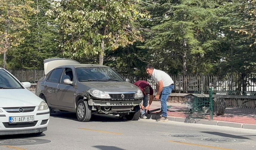 Niğde’de iki otomobil çarpıştı
