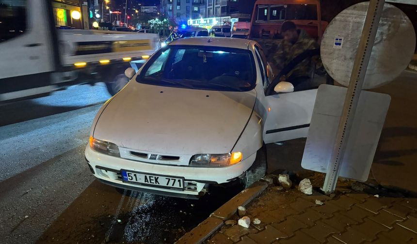 Niğde’de otomobil levhalara çarptı,şoför kaçtı