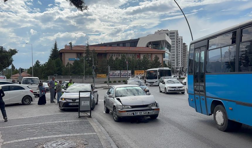 MEDAŞ Kavşağı’nda iki otomobil çarpıştı