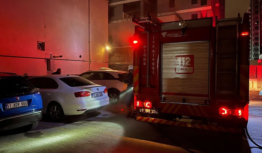 Niğde’de park halindeki otomobilde yangın çıktı