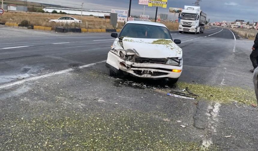 Niğde’de traktör ile otomobil çarpıştı