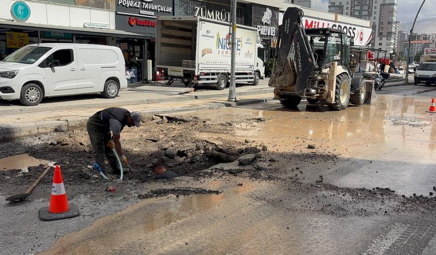 Niğde’de su hattı patladı, yolun bir bölümü kapatıldı