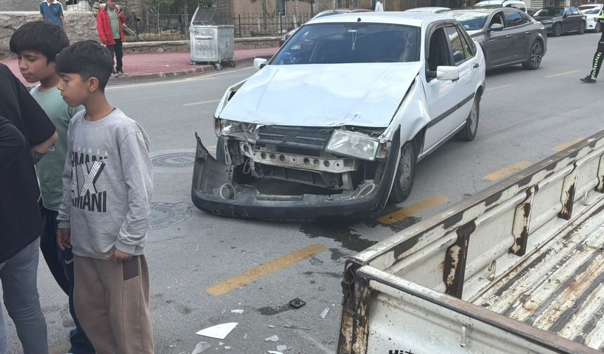 Niğde’de 2 otomobil ve ticari araç çarpıştı: Yaya yaralandı