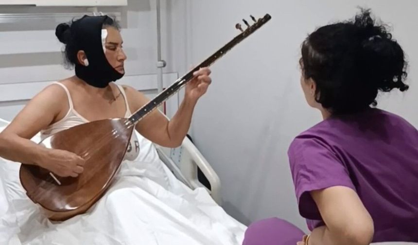 Yüz germe ameliyatı oldu, hastane odasında saz çaldı