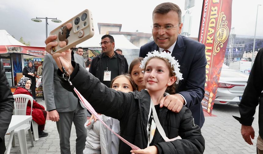 Vali Akmeşe, Gastronomi Festivali'nde stantları ziyaret etti