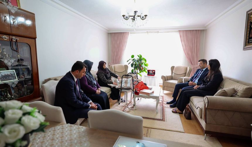 Vali Akmeşe ve eşinden şehit annesine geçmiş olsun ziyareti
