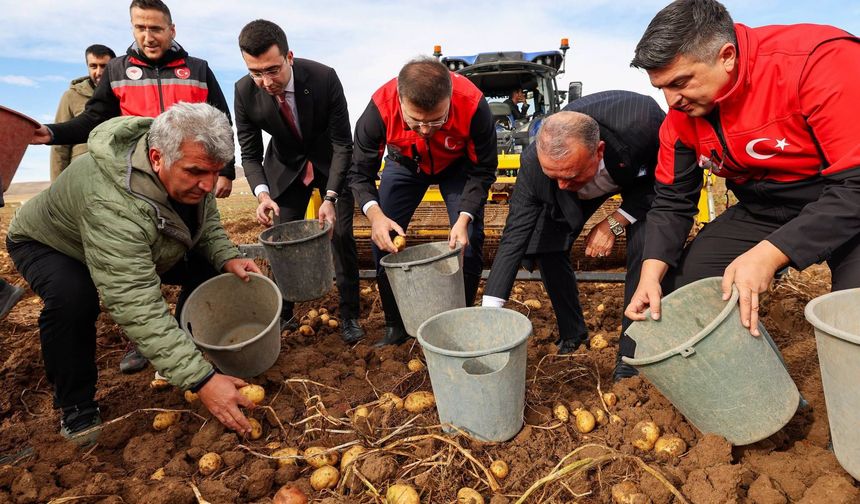 Vali Akmeşe, Altunhisar'da patates üreticileriyle buluştu