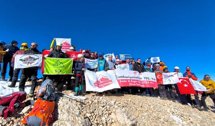 Niğde’de Cumhuriyet’in 103. yılı için Emler Zirvesi’ne tırmandılar