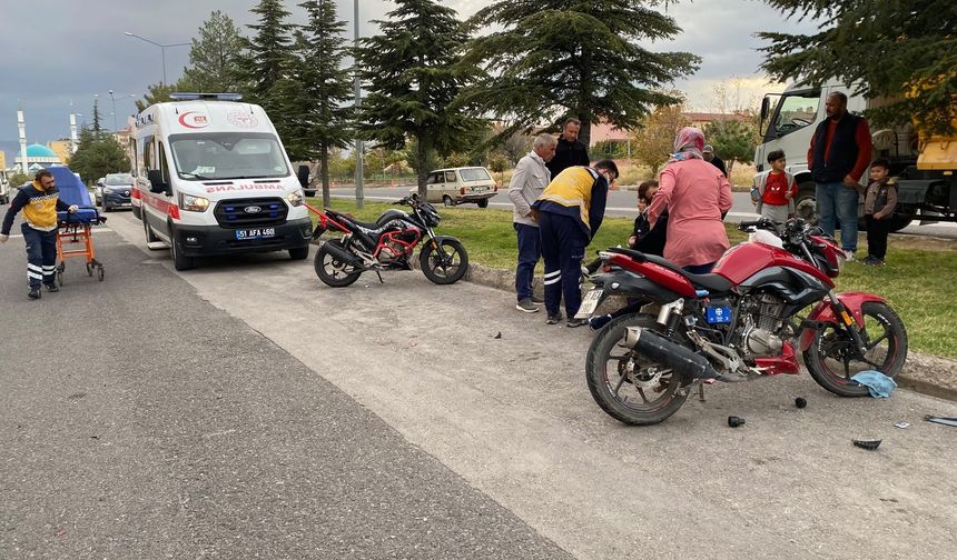 Niğde'de motosikletler kafa kafaya çarpıştı: 2 yaralı