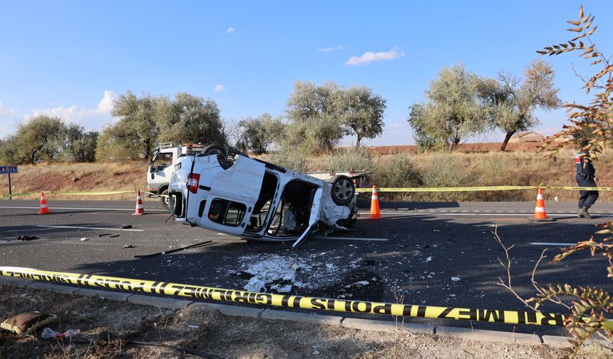 Refüje çarpan araç takla attı: 1 ölü, 2 yaralı