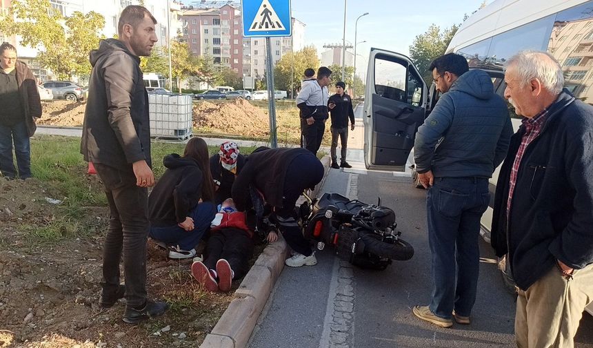 Minibüs ile motosiklet çarpıştı: 1 yaralı