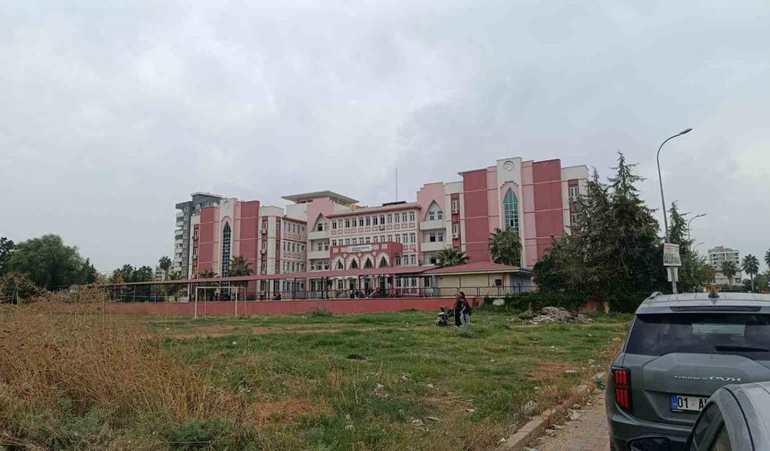 Okulda dedikodu kavgası: Kız öğrenci arkadaşını ekmek bıçağıyla yaraladı