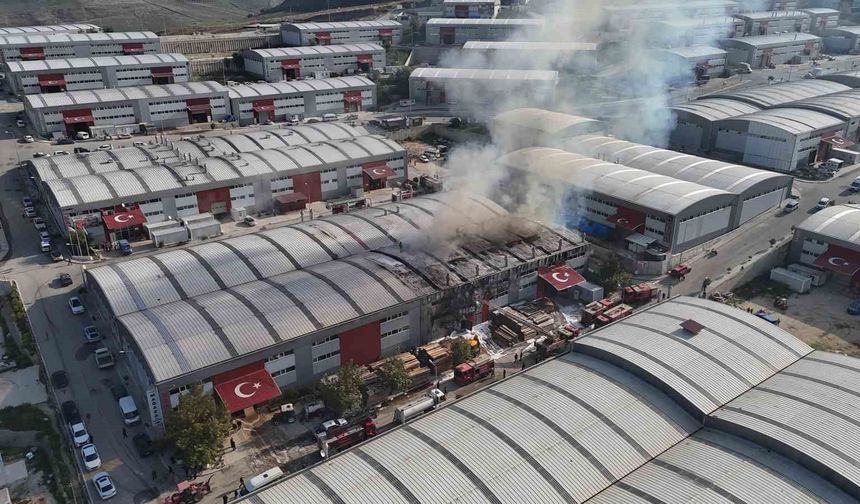 Alevlere teslim olan fabrika yangını havadan görüntülendi