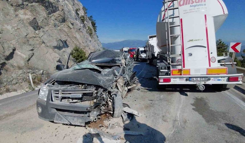 Tır ile pikap çarpıştı: 1 ölü, 2 yaralı