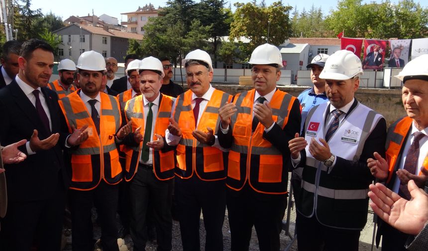 Niğde’de Dışarı Camii otoparkı ve peyzaj projesinin temeli atıldı