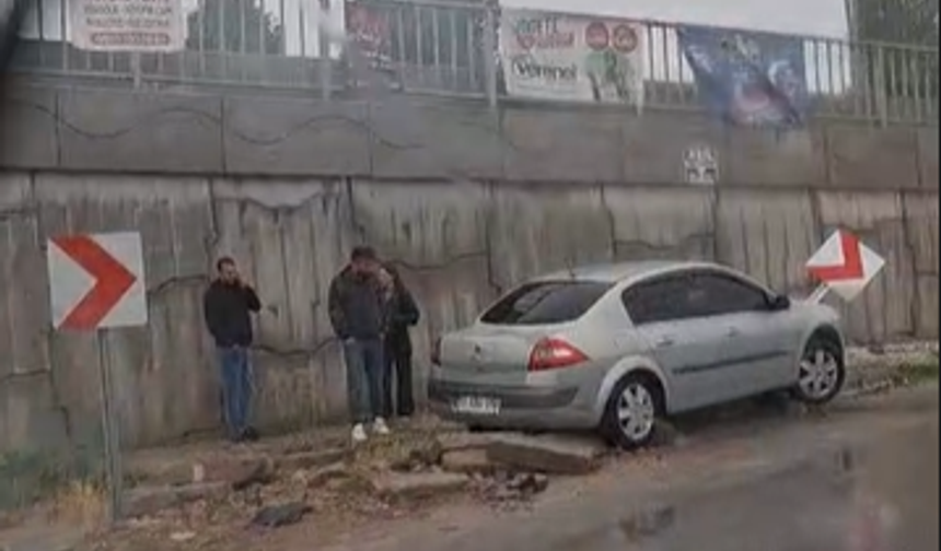 Niğde’de virajı alamayan araç trafik levhasına çarptı
