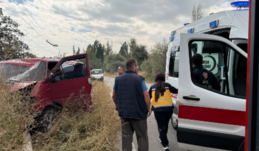 Amas yolunda hafif ticari araç direğe çarptı: 1 yaralı