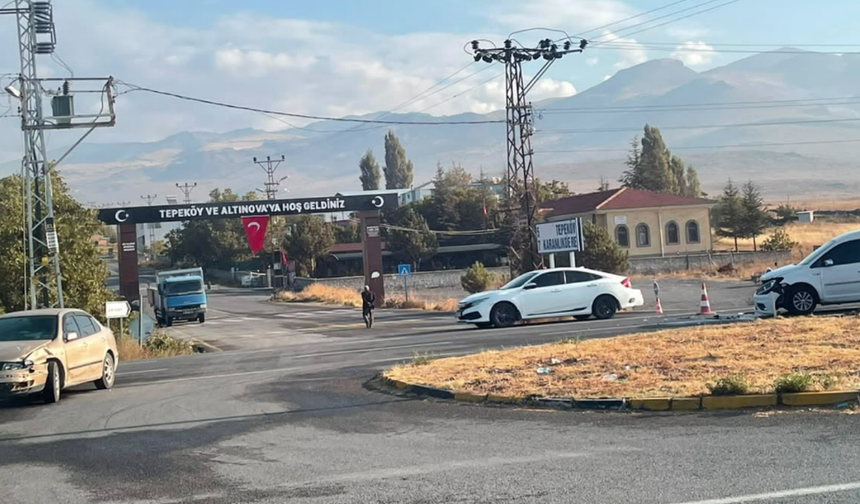 Altunhisar yolunda iki araç çarpıştı