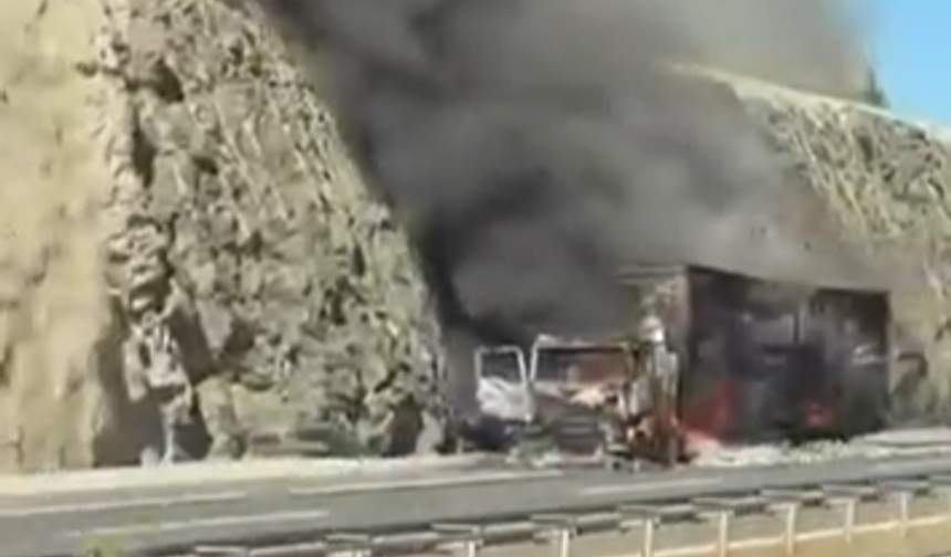 Niğde-Adana Otoyolu'nda TIR yangını