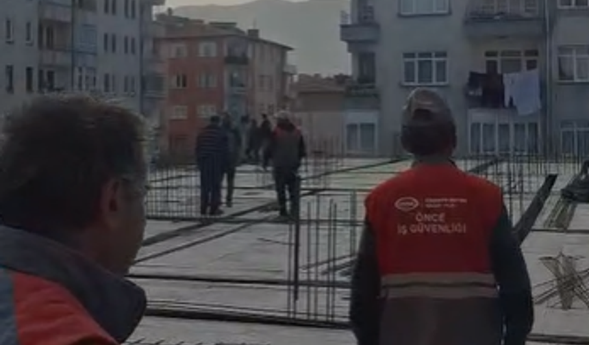 İstiklal Marşı’nı duyunca işlerini bırakıp saygı duruşuna geçtiler